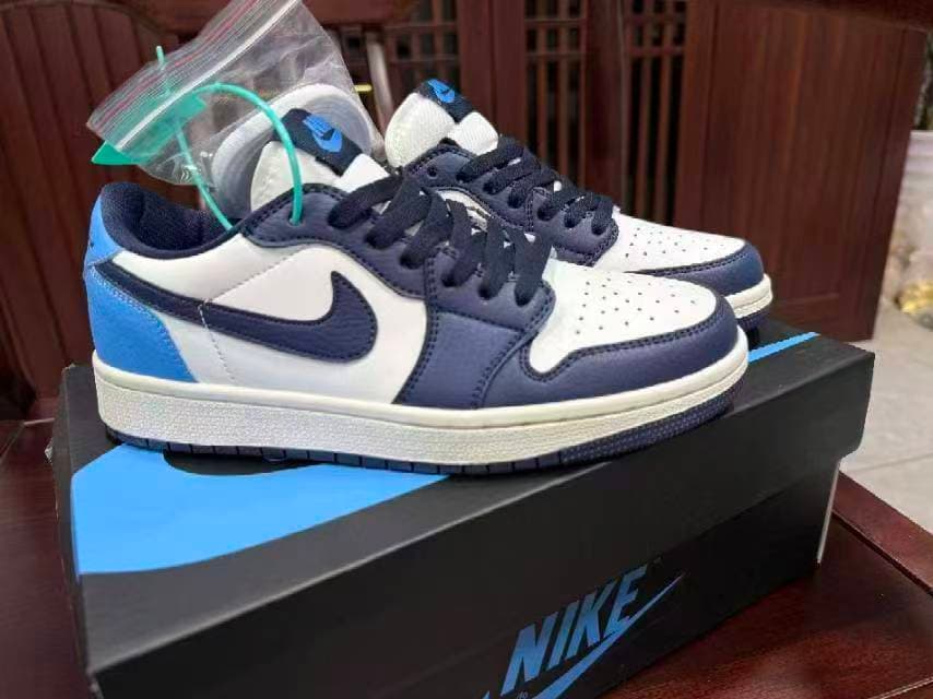 Air Jordan 1 Low — Midnight Navy
